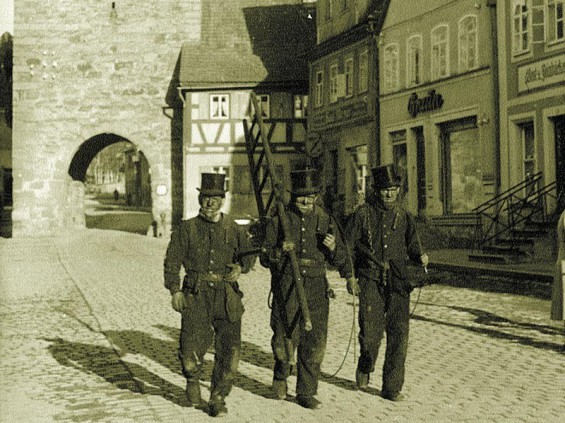 Viel Glück! Bild aus den 60er Jahren mit dem oberen Torturm, erbaut um 1480. Haus Hauptstraße 26 vor dem Neubau 1970.